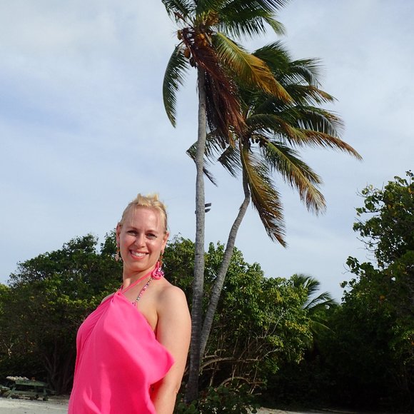 Quirky glamour girl! - Picture 2 of 4